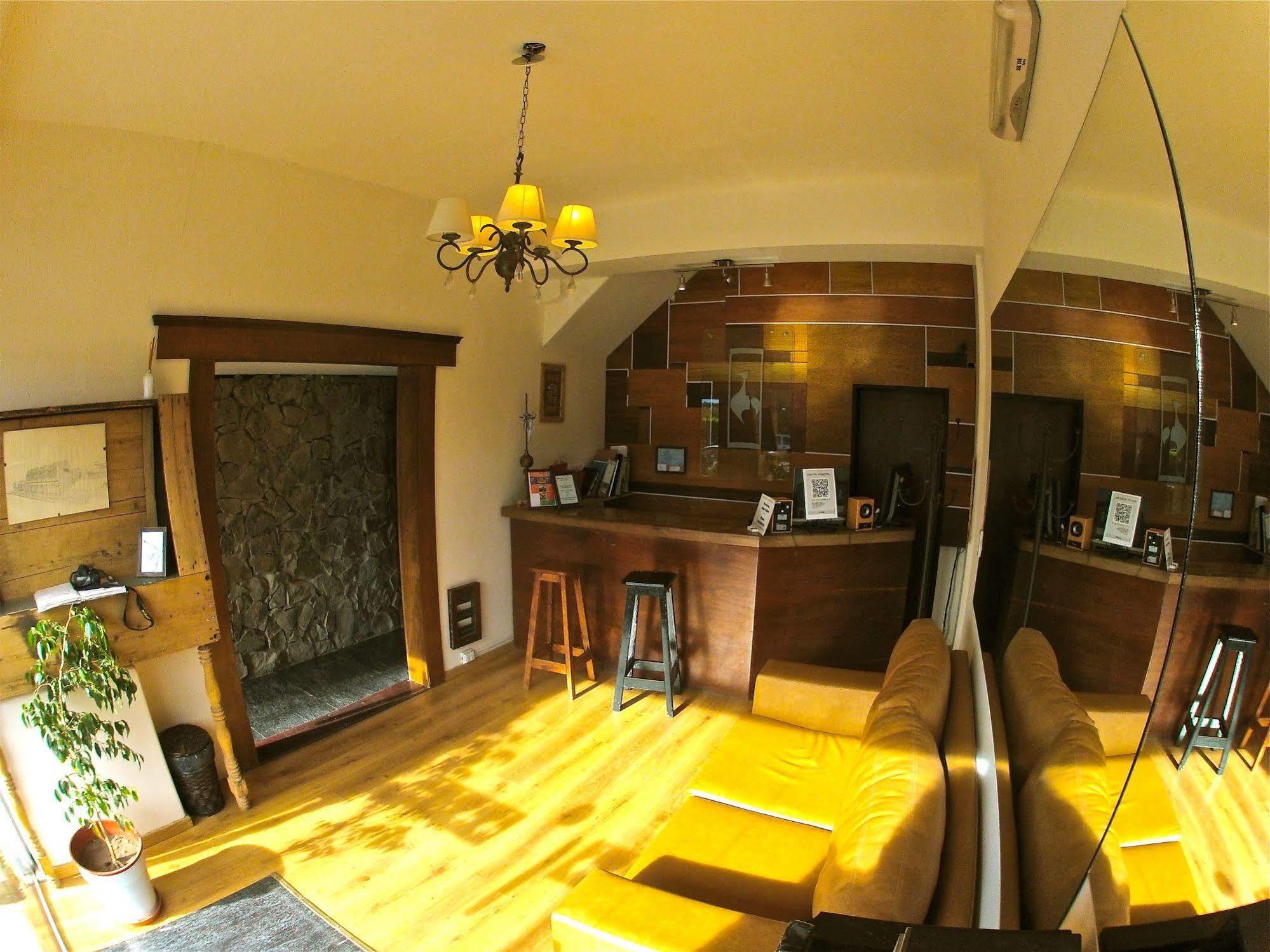 Las Avutardas Hosteria El Calafate Luaran gambar